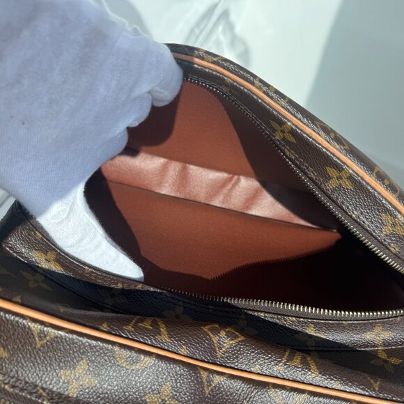 🇫🇷 - Louis Vuitton:  Mongram Nil 28 Crossbody Messenger Bag - Picture 3 of 8